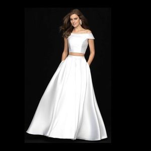 formal gown / wedding dress / prom dress